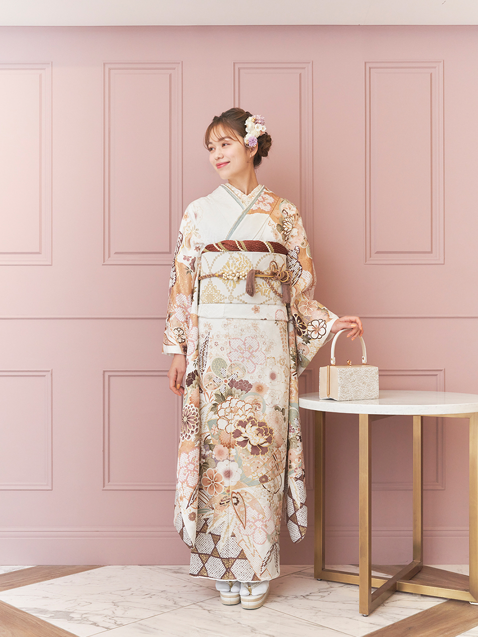 振袖コレクション 桜と梅が舞う赤色の振袖｜縁起の良い紅白と金を成人 