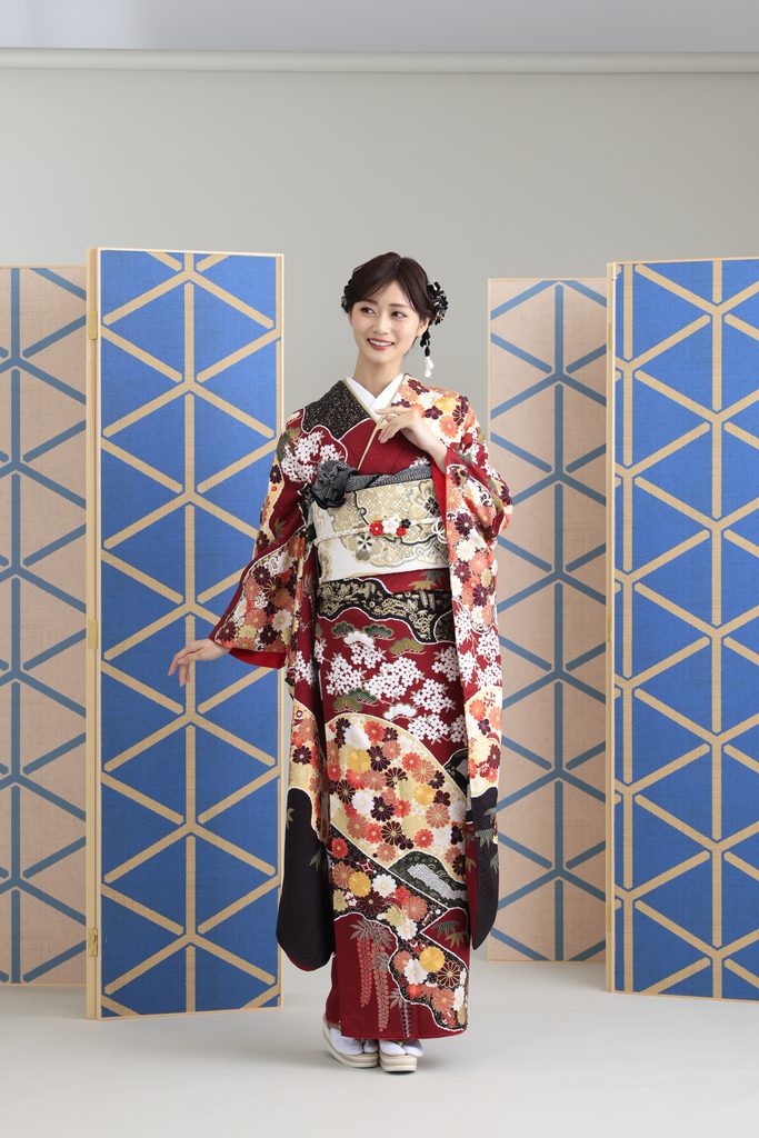 赤に古典柄の王道振袖。日本人らしい黒髪ととてもよく合います。